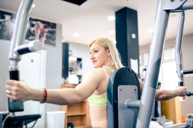 Beden eğitimi alan bir kız.