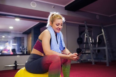 Kız pilates dersinden sonra mola veriyor.