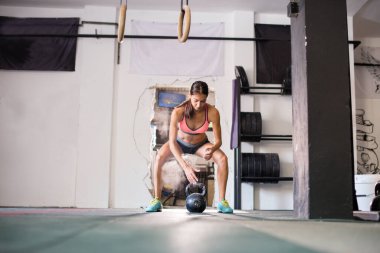 Kız çaydanlık çanı antrenmanına hazırlanıyor.