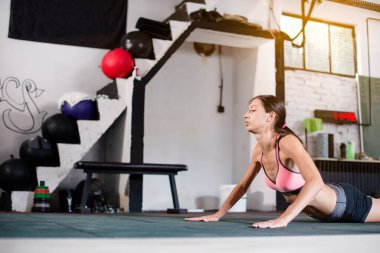 Kız beden eğitiminden sonra geriniyor.