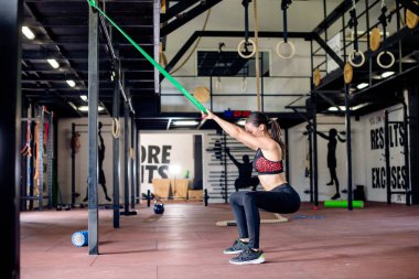 Kız spor salonunda suflörlük ekipmanlarıyla çalışıyor.