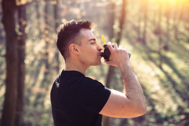 Vücuduna ihtiyacı olanı ver, su.