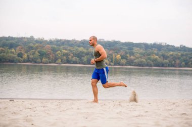 Kumda koşan bir adamın portresi, rahatlatıcı bir egzersiz..