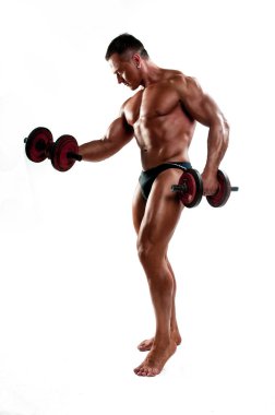 Vücut geliştirici, güçlü kaslı bir adam.