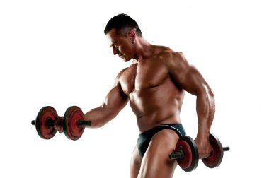 Vücut geliştirici, güçlü kaslı bir adam.