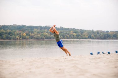 Genç sporcu kumda çalışıyor..