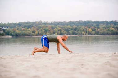 Beyaz adam plajda çalışıyor, yaz zamanı..