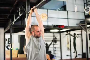 Adam antrenmandan sonra geriniyor.