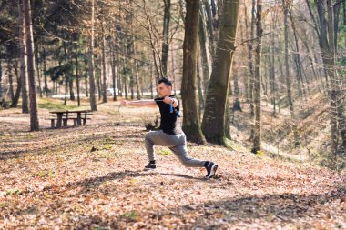 Adam doğada iple eğitiyor, park ediyor.