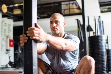 Adam beden eğitimi için ısınıyor.