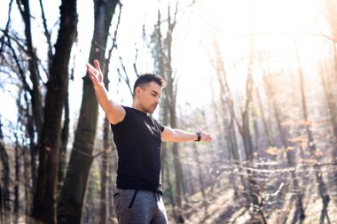 Kollarını kaldıran adam, doğada