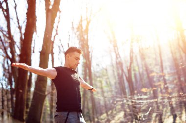 Adam uzanmış silah ile doğada ayakta