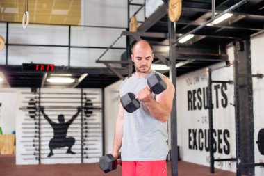 Adam bir spor salonunda egzersiz