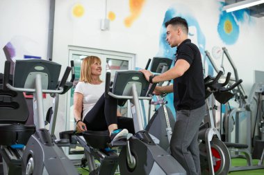 İyi egzersiz için motivasyon, istemci ile kişisel antrenör