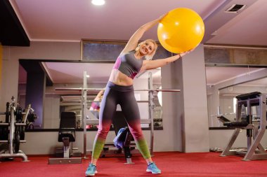 Pilates topuyla alıştırma yapıyorum.