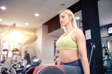 Spor salonundaki güzel sarışın.