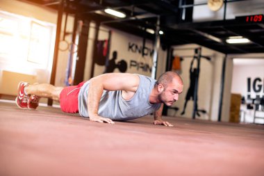 Antrenmanda sert şınav.