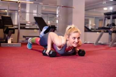 Spor salonunda ağırlık kaldırma antrenmanı.