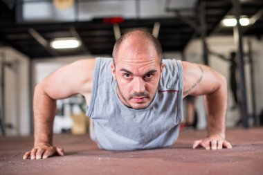 Beden eğitiminde çapraz formda sert adam.