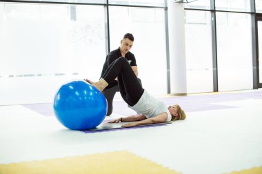 Son sınıftaki bayan spor salonunda top antrenmanı yapıyor.