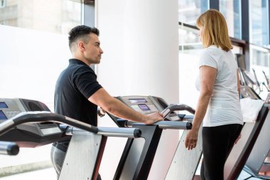 Kıdemli bayan, motivasyon için antrenörüyle birlikte.