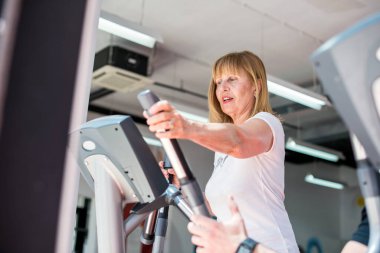 Spor salonunda son sınıf bayan antrenmanı.