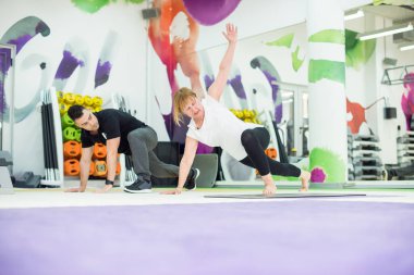 Kıdemli kadın antrenörle beden eğitimi dersinde.