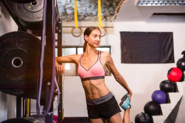 Kız spor salonunda geriniyor.