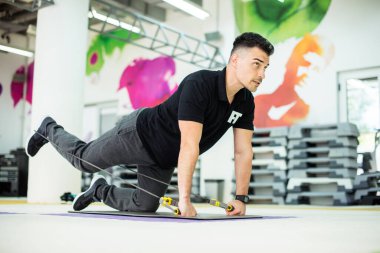 Antrenör nasıl egzersiz yapılacağını gösteriyor.