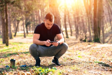 Genç yakışıklı koşucu ara ver, telefon.