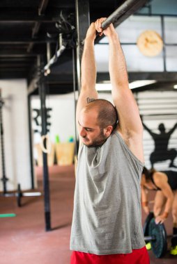 Genç adam beden eğitiminden sonra geriniyor.