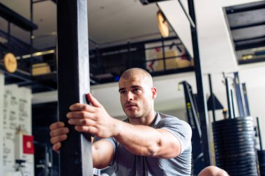 Genç adam beden eğitimi için ısınıyor.