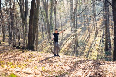 Genç adam ip atlıyor, güneş...