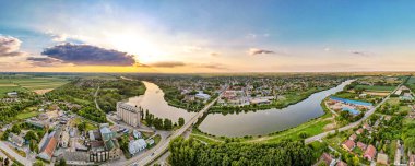 Nehir kenarındaki şehrin havadan görüntüsü. Drone fotoğrafçılığı. Güzel gün batımı
