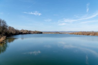 Güzel mavi bir gölün manzara fotoğrafı. Güzel, huzurlu yerler. Sakin sahne