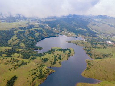 Nehrin doğadaki panoramik fotoğrafı. Yaz zamanı. Kentsel olmayan manzara