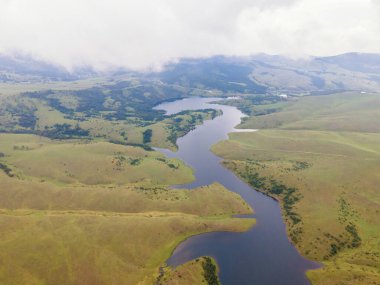 Nehrin panoramik drone fotoğrafı. Kentsel olmayan manzara
