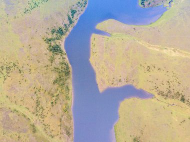 Nehrin panoramik drone fotoğrafı. Kentsel olmayan manzara