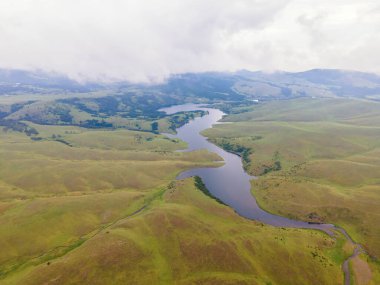 Nehrin doğadaki panoramik fotoğrafı. Yaz zamanı. Kentsel olmayan manzara