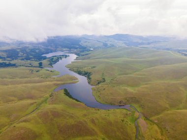 Nehrin panoramik drone fotoğrafı. Kentsel olmayan manzara