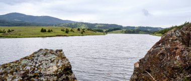 Nehir ve taş. Kentsel olmayan bir olay. Doğada yaz tatili.