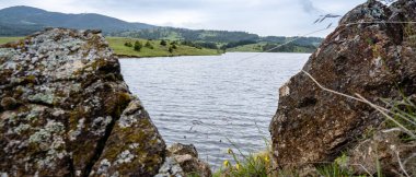 Nehir ve taş. Kentsel olmayan bir yer. Doğada yaz tatili