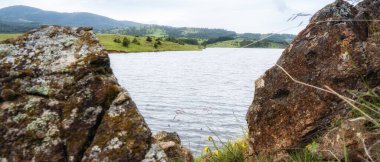 Nehir ve taş. Kentsel olmayan bir yer. Huzurlu varış yeri