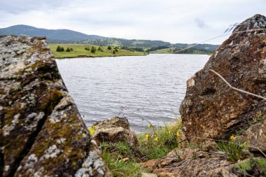 Nehir ve taş. Kentsel olmayan bir yer. Huzurlu varış yeri