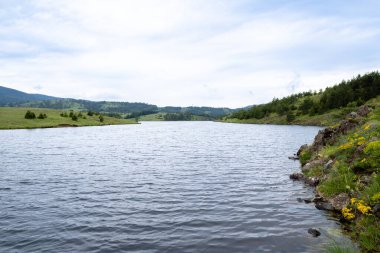 Nehir ve dağların fotoğrafı. Temiz hava ve temiz su ile güzel, huzurlu bir yer.