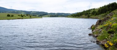 Nehir ve dağların fotoğrafı. Temiz hava ve temiz su ile güzel, huzurlu bir yer.