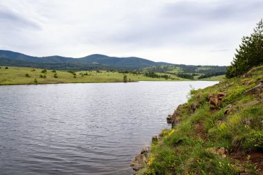 Nehir ve dağların fotoğrafı. Doğada yaz tatili