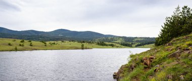 Nehir ve dağların fotoğrafı. Güzel doğada yaz tatili