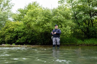 Doğadaki balıkçılar. Nehirde balık tutmak. Hafta sonu aktiviteleri