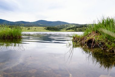 Nehir ve dağların fotoğrafı. Doğada huzur dolu güzel bir yer.